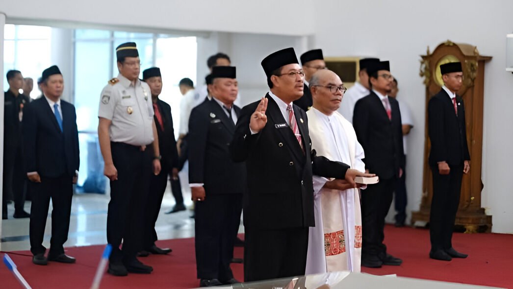Ambrosius Sadau resmi dilantik sebagai Sekretaris Daerah (Sekda) Kabupaten Kapuas Hulu. (Dok: @diskominfokapuashulu)