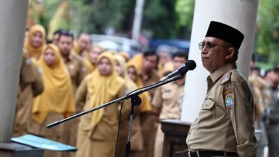 Sekretaris Daerah Kota Pontianak, Amirullah, memberikan arahan terkait prioritas anggaran 2026 saat memimpin apel pagi ASN di halaman Kantor Wali Kota Pontianak, Senin (5/1/2026). (Dok. HO/Faktakalbar.id)