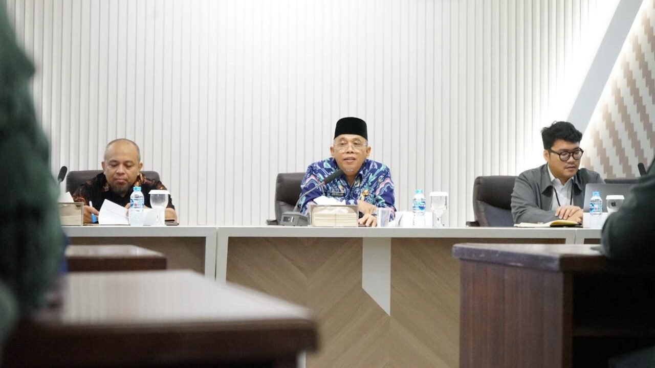 Sekretaris Daerah Kota Pontianak, Amirullah, memimpin rapat Capacity Building Penyusunan Laporan TPID di Ruang Rapat Wali Kota. (Dok. HO/Faktakalbar.id)