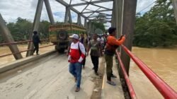 Pemkab Sanggau pastikan bantuan banjir dari Pemprov Kalbar berupa sembako tiba Senin. Sekda Aswin Khatib tinjau langsung lokasi terdampak di Sekayam.