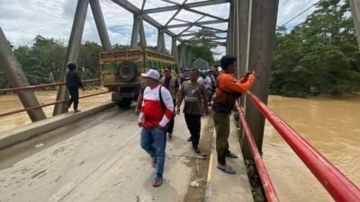 Pemkab Sanggau pastikan bantuan banjir dari Pemprov Kalbar berupa sembako tiba Senin. Sekda Aswin Khatib tinjau langsung lokasi terdampak di Sekayam.