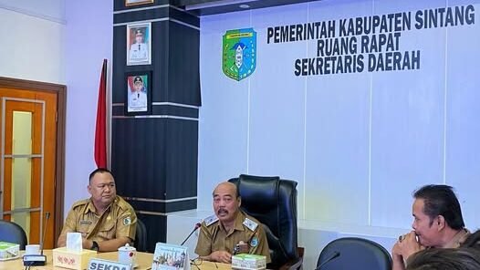 Sekretaris Daerah Kabupaten Sintang, Kartiyus, saat memberikan arahan dalam rapat persiapan pelaksanaan Musrenbang di Ruang Rapat Sekretariat Daerah, Senin (26/1).