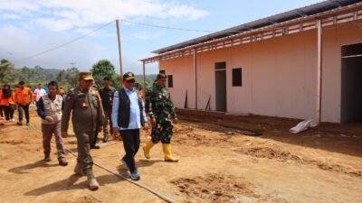 Sekretaris Utama BNPB, Rustian, saat meninjau langsung progres fisik pembangunan hunian sementara (huntara) di Nagari Koto Tinggi, Kabupaten Lima Puluh Kota.
