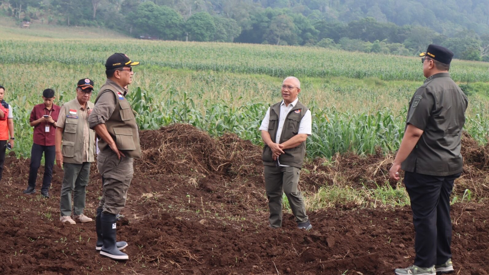 Sekretaris Utama BNPB Rustian didampingi Wakil Bupati Tanah Datar meninjau 1,8 hektare lahan kosong yang diperkirakan dapat dibangun sekitar 34 hingga 70 unit huntap terpadu di Kecamatan Rambatan, Kabupaten Tanah Datar pada Rabu (7/1).