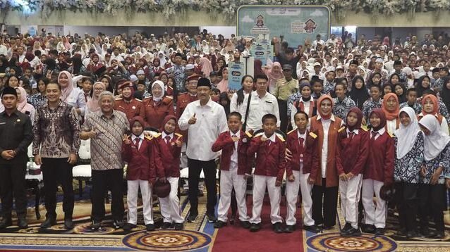 "Kemensos membuka seleksi Sekolah Rakyat pada Februari 2026, berpacu dengan target pembangunan 104 gedung permanen oleh Kementerian PU untuk menampung 45 ribu siswa miskin."