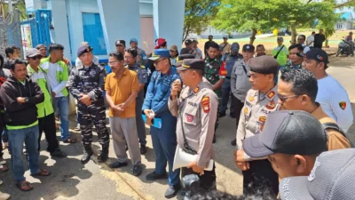 "Puluhan buruh TKBM Bina Mulia mendatangi kantor KUPP Teluk Batang terkait minimnya pelibatan tenaga kerja lokal di Pulau Penebang. Simak hasil audiensinya."