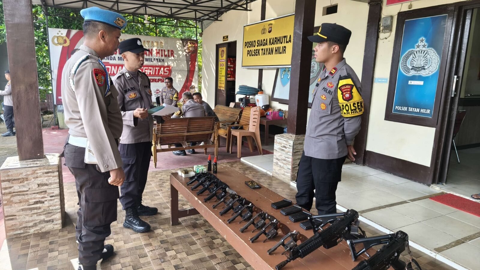Polsek Tayan Hilir lakukan pemeriksaan rutin senjata api dan amunisi personel. Kapolsek pastikan 13 pucuk senpi dalam kondisi layak dan aman.