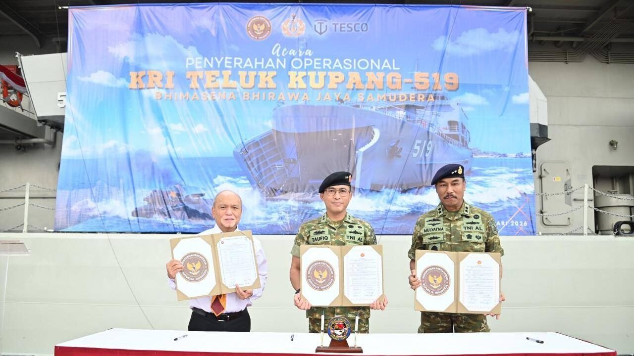 Tiga pejabat, termasuk Ses Baloghan Kemhan Laksda TNI Mochamad Taufiq Hidayat, memegang dokumen berita acara serah terima operasional KRI Teluk Kupang-519 di depan spanduk acara. (Dok. HO/Faktakalbar.id)