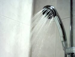 Lebih Sehat Mana, Mandi Air Hangat atau Air Dingin?