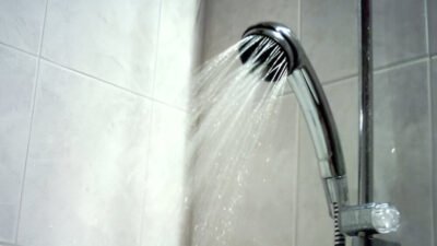 Ilustrasi - Bingung memilih mandi air hangat atau air dingin? Simak penjelasan ahli medis mengenai manfaat dan risikonya bagi kesehatan tubuh di sini. (Dok. Ist)