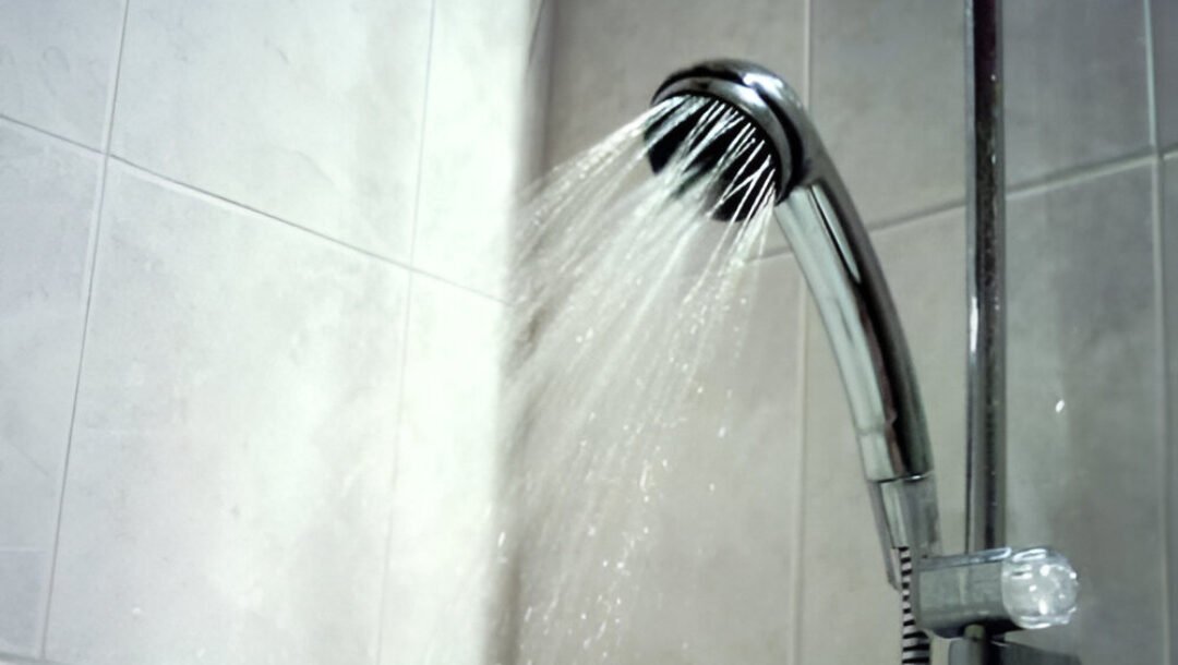 Ilustrasi - Bingung memilih mandi air hangat atau air dingin? Simak penjelasan ahli medis mengenai manfaat dan risikonya bagi kesehatan tubuh di sini. (Dok. Ist)