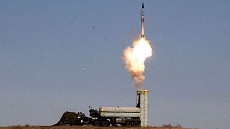 Sistem pertahanan udara S-300 meluncurkan rudal ke udara untuk menghalau target musuh. (Dok. Ist)