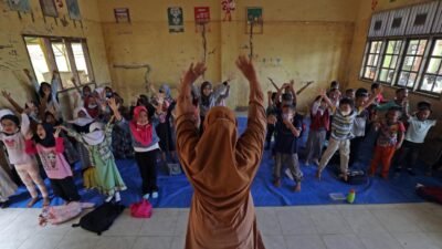 Suasana hari pertama masuk sekolah di SD Negeri 1 Karang Baru, Aceh Tamiang. Siswa terpaksa melaksanakan kegiatan belajar mengajar dengan fasilitas seadanya pascabencana banjir, Senin (5/1).