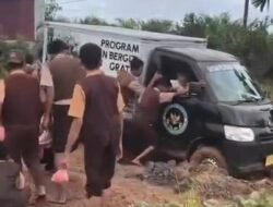 Mobil Pengangkut Makan Bergizi Gratis Amblas di Seponti, Siswa Turun Tangan Dorong Kendaraan