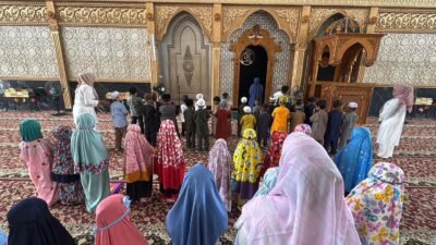 "Puluhan siswa TK Kemala Bhayangkari 11 Sukadana menjadikan Masjid Agung Oesman Al-Khair sebagai ruang belajar outing class. Simak keseruan pengenalan Isra Mi'raj sejak dini."