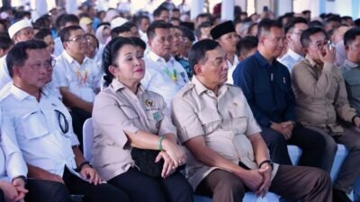 Menteri Pertahanan Sjafrie Sjamsoeddin duduk berdampingan dengan Titiek Soeharto saat menghadiri acara Panen Raya Nasional di Karawang. (Dok. Kemhan RI)