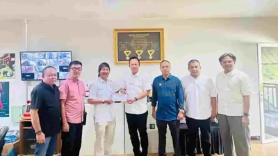 "Daud Jordan resmi serahkan SK Kepengurusan KONI Pontianak 2025-2029 kepada Herry Fadillah. Fokus pada transparansi anggaran dan peningkatan prestasi cabor."