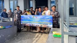 Suasana pembagian bantuan sosial kepada nelayan dan warga pesisir yang dilaksanakan di halaman Pos TNI AL Sungai Kakap, Kabupaten Kubu Raya.