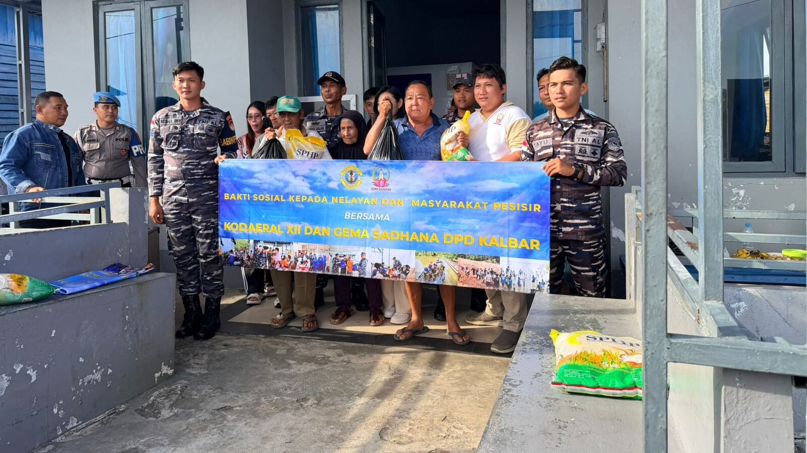 Suasana pembagian bantuan sosial kepada nelayan dan warga pesisir yang dilaksanakan di halaman Pos TNI AL Sungai Kakap, Kabupaten Kubu Raya.