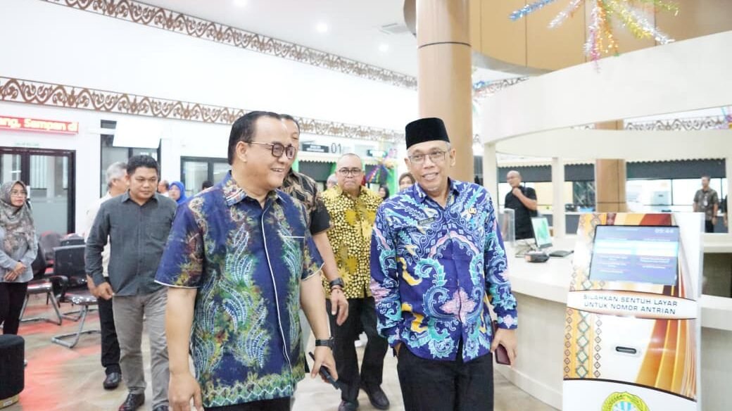 : Wakil Wali Kota Balikpapan Bagus Susetyo didampingi Sekda Pontianak Amirullah meninjau aktivitas pelayanan di loket Mal Pelayanan Publik (MPP) Pontianak. (Dok. HO/Faktakalbar.id)