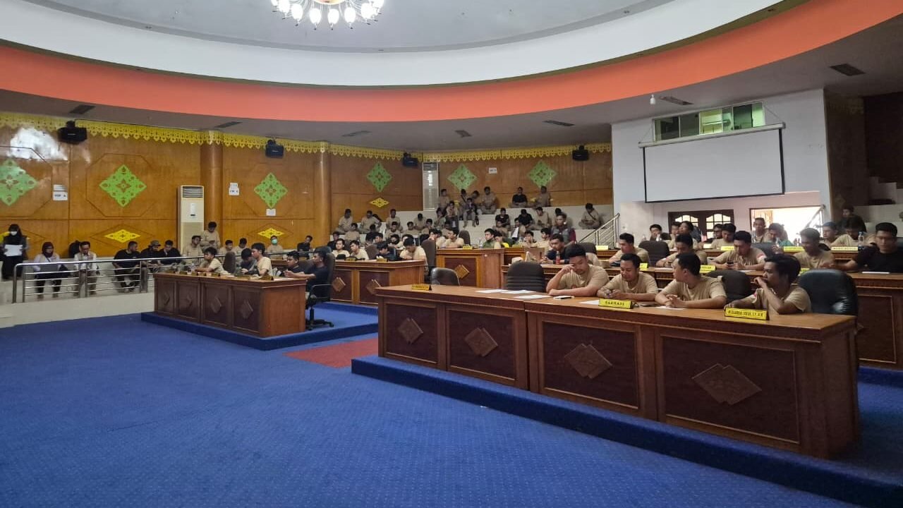 Ratusan peserta yang terdiri dari mahasiswa dan Praja IPDN mengikuti pembekalan teknis verifikasi data kerusakan bencana di Kantor DPRK Aceh Tamiang.