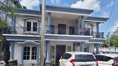 Suasana di depan kantor PT Laman Mining di Jalan H. Agus Salim, Ketapang, saat tim penyidik Kejati Kalbar melakukan penggeledahan dengan pengawalan aparat TNI, Senin (5/1).