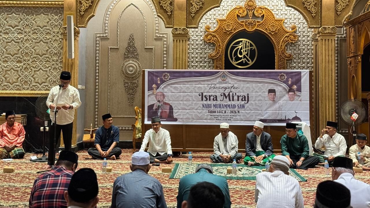 Suasana peringatan Isra Mi’raj 1447 H di Masjid Agung Oesman Al Khair, Sukadana, yang dihadiri oleh Wakapolres Kayong Utara, Bupati, dan unsur Forkopimda, Sabtu (10/1).