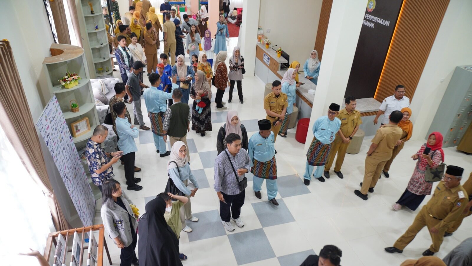 Suasana lobi Gedung Layanan Perpustakaan Kota Pontianak yang baru di Jalan Ampera tampak ramai dikunjungi warga dan pegawai. (Dok. HO/Faktakalbar.id)