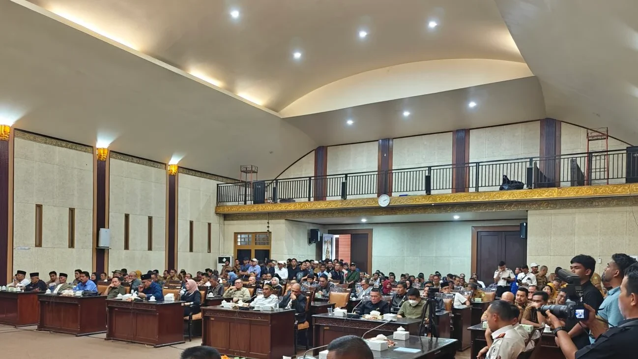 Suasana rapat paripurna DPRD Kabupaten Sambas yang menyepakati pembentukan Daerah Persiapan Kabupaten Sambas Pesisir, Senin (26/1).