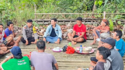 Suasana kebersamaan warga Dusun Sarik, Desa Nanga Mongko, bersama Bhabinkamtibmas saat menggelar musyawarah dan ritual adat pasca banjir, Sabtu (10/1).