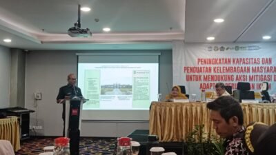 Suasana workshop penguatan kapasitas masyarakat dalam mendukung Program Kampung Iklim (Proklim) yang dihadiri akademisi, pemerintah, dan komunitas di Hotel Ibis Pontianak, Selasa (20/1).