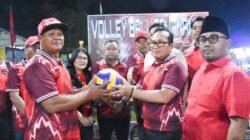 Bupati Kubu Raya Sujiwo menyerahkan bola voli secara simbolis saat membuka Open Tournament Volly Banteng Cup di Rasau Jaya. (Dok. HO/Faktakalbar.id)