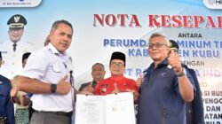 Bupati Sujiwo menyaksikan MoU air bersih untuk Sungai Kakap. Ia mendesak percepatan pembangunan agar air mengalir ke warga pada Agustus 2026. (Dok: @prokopim_kuburaya)