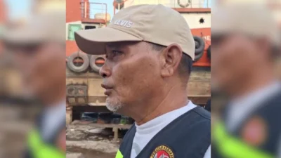 "Anggota DPRD Pontianak, Sukarman, terjun langsung padamkan kebakaran di PT Rimba Mega Armada. Ia juga soroti kabel semrawut pemicu api dan dorong Perda Utilitas. "