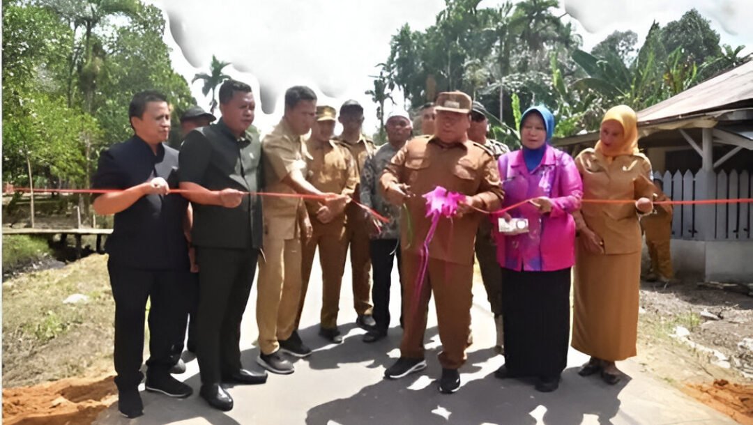 Wabup Sukiryanto meminta warga aktif mengawasi tonase kendaraan di Jalan Kuala Mandor B. Ia menegaskan jalan Rp3,9 miliar itu hanya kuat menahan beban 6 ton. (Dok: Prokopim Kubu Raya)