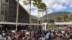 Ratusan pengendara motor memadati kawasan Pasar Baru PLBN Entikong dalam kegiatan Sunmori yang dikeluhkan warga karena kebisingan knalpot brong. (Dok. Facebook/Polsek Entikong)