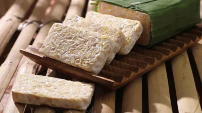 "Tempe kini diakui dunia sebagai superfood. Kaya protein, probiotik, dan kalsium, simak 5 manfaat tempe untuk kesehatan usus, jantung, dan diet sehat yang bikin dunia jatuh cinta."