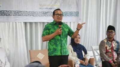 Suasana sambutan tokoh masyarakat dan pemerintah dalam acara syukuran perbaikan jalan poros dan hibah tanah di Kecamatan Sungai Raya, Kubu Raya. (Dok. HO/Faktakalbar.id)