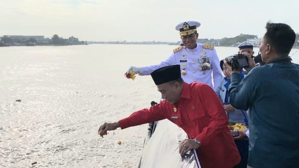 Wakil Gubernur Kalbar Krisantus Kurniawan bersama Komandan Kodaeral XII Laksda TNI Sawa melakukan prosesi tabur bunga di Sungai Kapuas. (Dok. HO/Faktakalbar.id)
