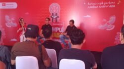 Suasana bincang santai antara manajemen Daihatsu dan pengunjung dalam event Kumpul Sahabat di Stadion Sultan Syarif Abdurrahman. (Dok. Faktakalbar.id)