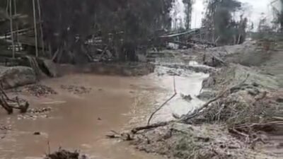 "Aktivitas tambang emas ilegal (PETI) kembali marak di Putussibau Selatan, Kapuas Hulu. Kawasan Taman Nasional Betung Kerihun terancam rusak. Polisi buru pemodal."