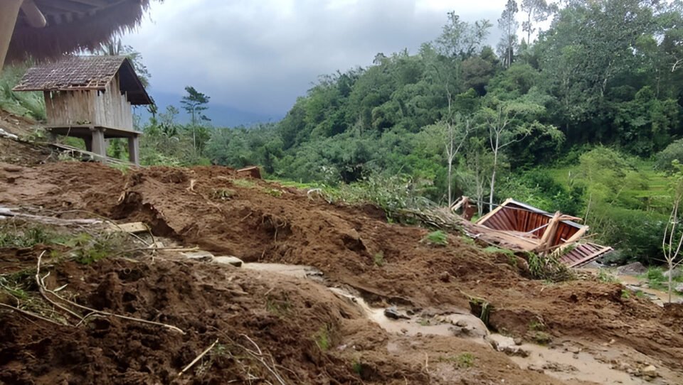 Ilustrasi - BRIN sebut Gunung Kidul, Pacitan, dan Maros rawan tanah amblas. Warga harus waspada jika aliran air permukaan hilang mendadak. (Dok. Ist)