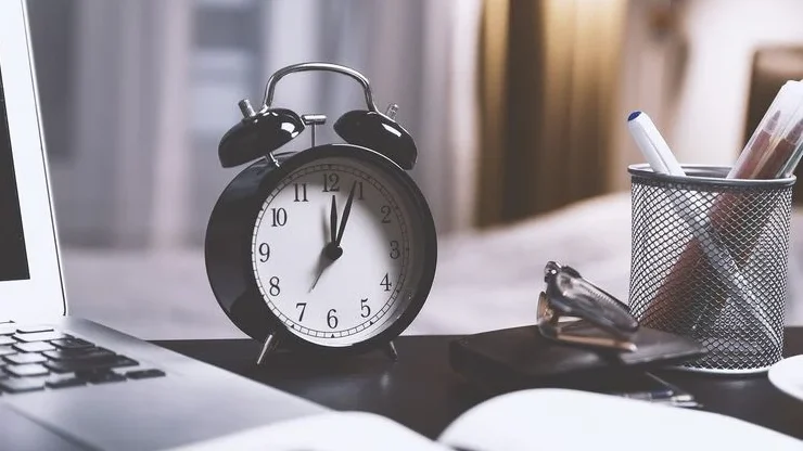 "Sering merasa sibuk tapi hasil kerja minim? Hati-hati, itu bisa jadi gejala manajemen waktu yang buruk. Kenali 5 tandanya agar karir dan mental tetap sehat."