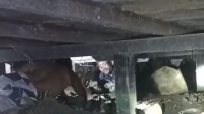 Kondisi di bawah kolong rumah warga Gang Tani saat seorang terduga pelaku pencurian ditemukan bersembunyi untuk menghindari kejaran massa pada Kamis (29/1/2026) malam.