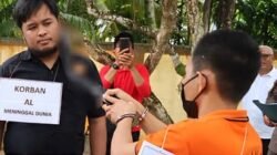 Tersangka SY saat memperagakan salah satu adegan dalam rekonstruksi kasus penganiayaan maut yang digelar di halaman Mapolres Mempawah, Kamis (8/1).