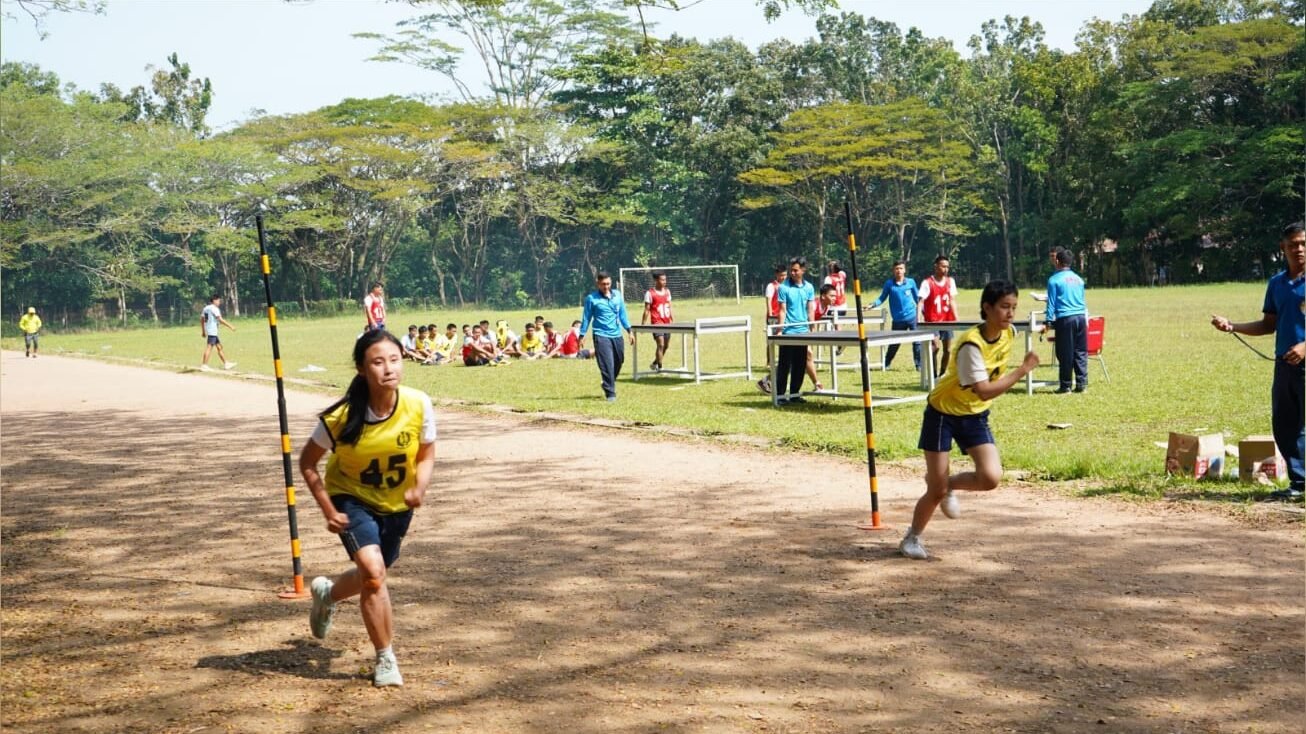 Seorang calon siswa Bintara wanita sedang melaksanakan tes samapta lari di Lapangan Bola SMAN 8 Pontianak dalam seleksi masuk TNI AL. (Dok. HO/Faktakalbar.id)