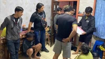 Tersangka residivis pelaku pencurian lonceng sekolah saat diamankan di Mapolsek Pontianak Kota beserta barang bukti, Kamis (22/1).