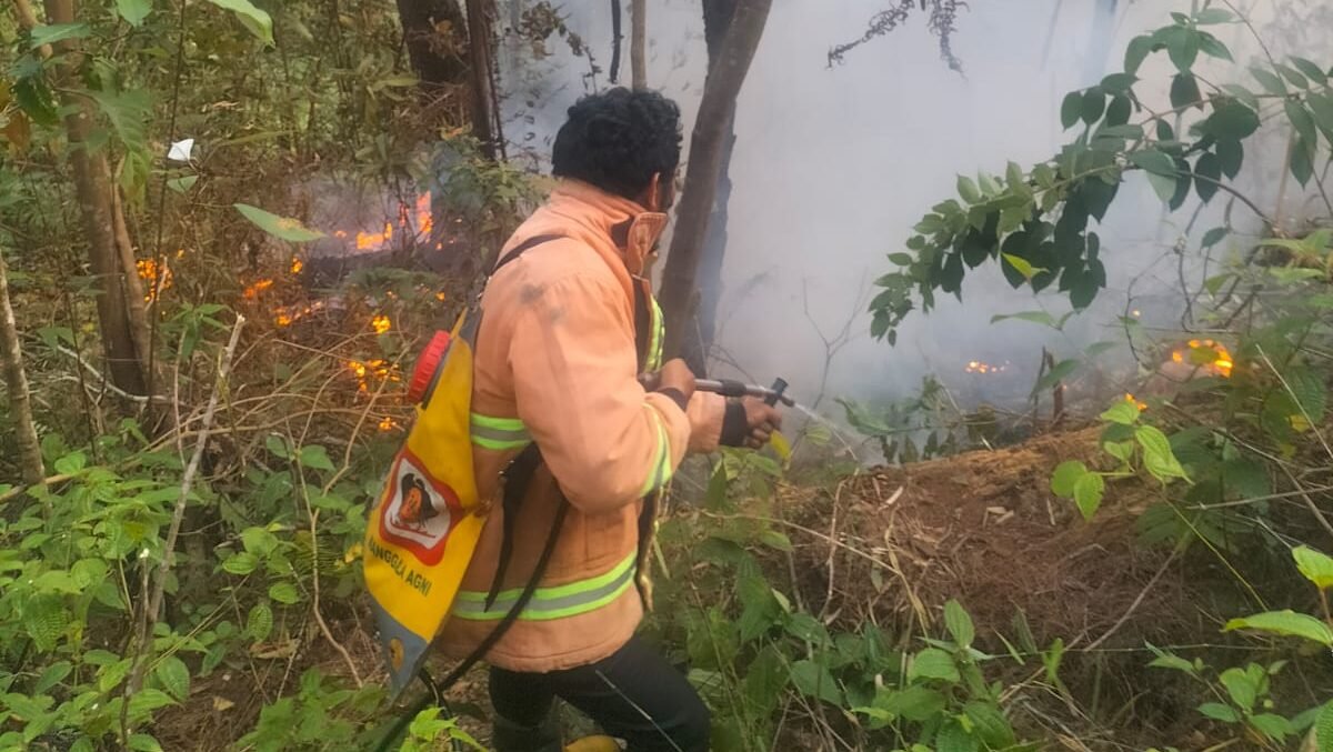 Petugas saat melakukan upaya pemadaman dan pendinginan di lokasi kebakaran lahan untuk mencegah api meluas.