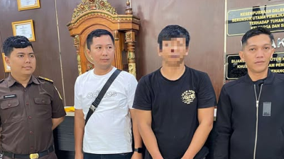 Tim Intelijen dan Tindak Pidana Umum Kejari Pontianak saat mengamankan terpidana OH di Cileungsi, Bogor, untuk menjalani hukuman pidana, Selasa (20/1).