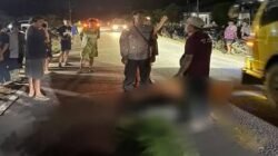 Personel Satlantas Polres Sanggau saat melakukan olah tempat kejadian perkara (TKP) kecelakaan maut di Sanggau yang melibatkan sepeda motor dan pejalan kaki di wilayah Kecamatan Parindu.